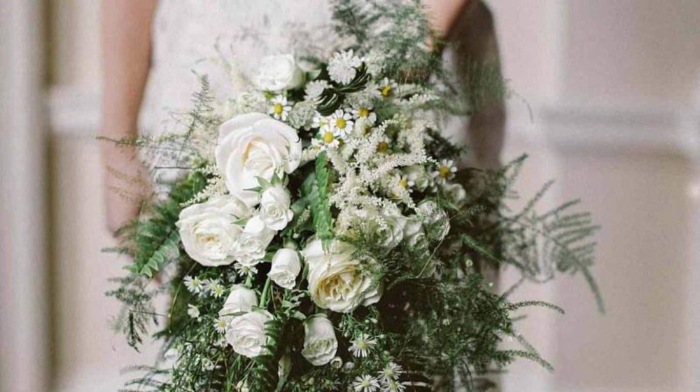 asparát ve svatební kytici