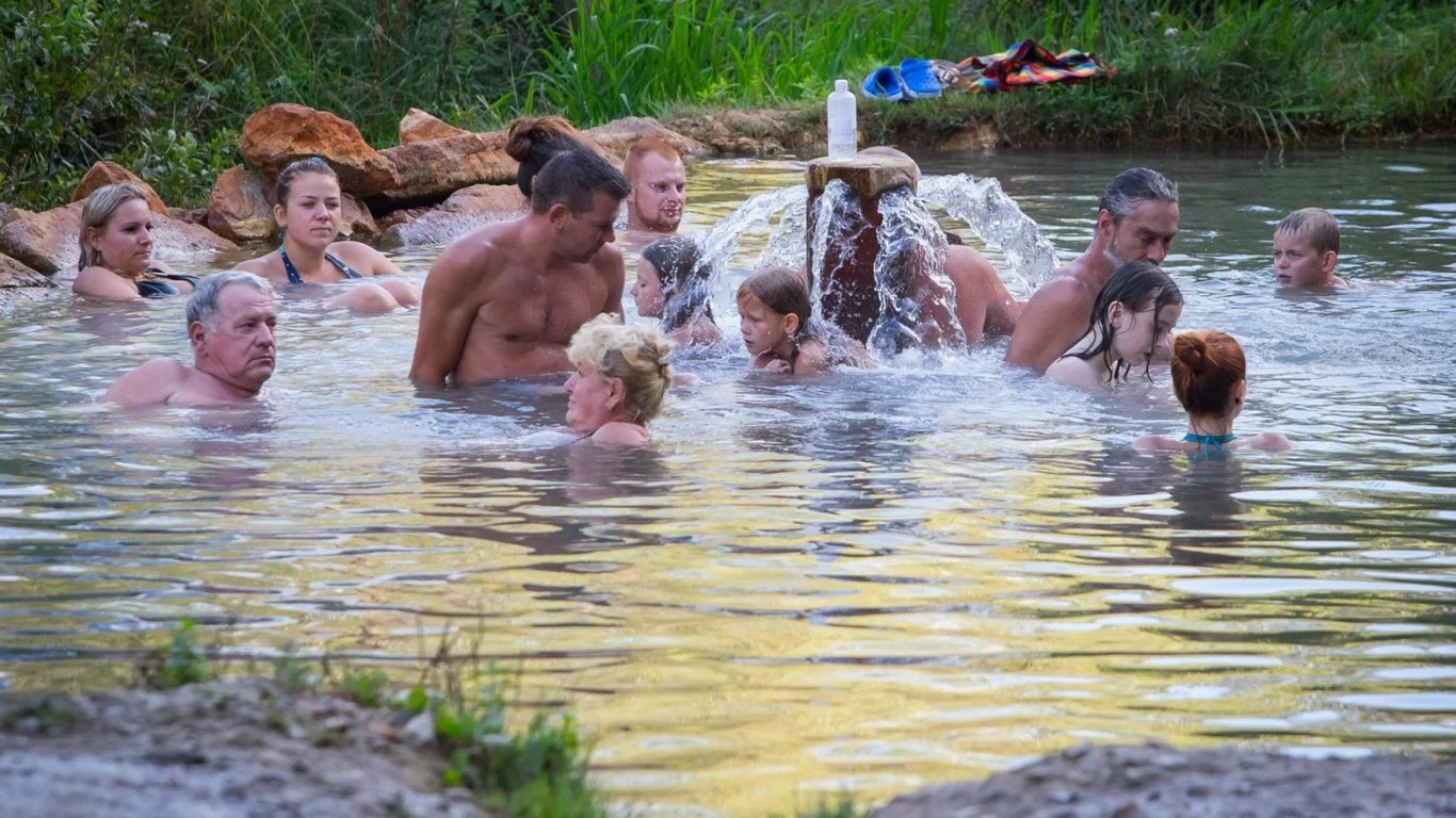 Češi roky jezdí do drahých lázní. Přitom hned za hranicemi teče léčivá voda zdarma a téměř nikdo o ní neví.