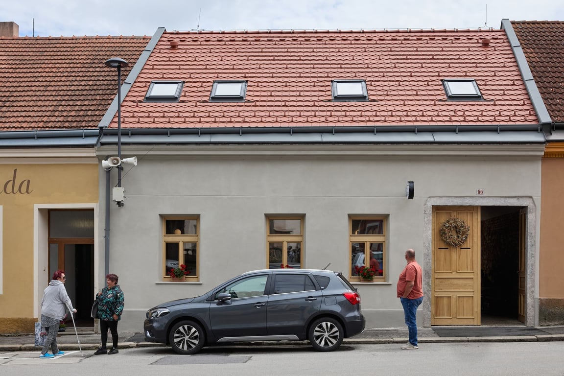 Nenápadný dům v sobě skrývá kavárnu i jógové studio. Místo stáje přistavěli byty