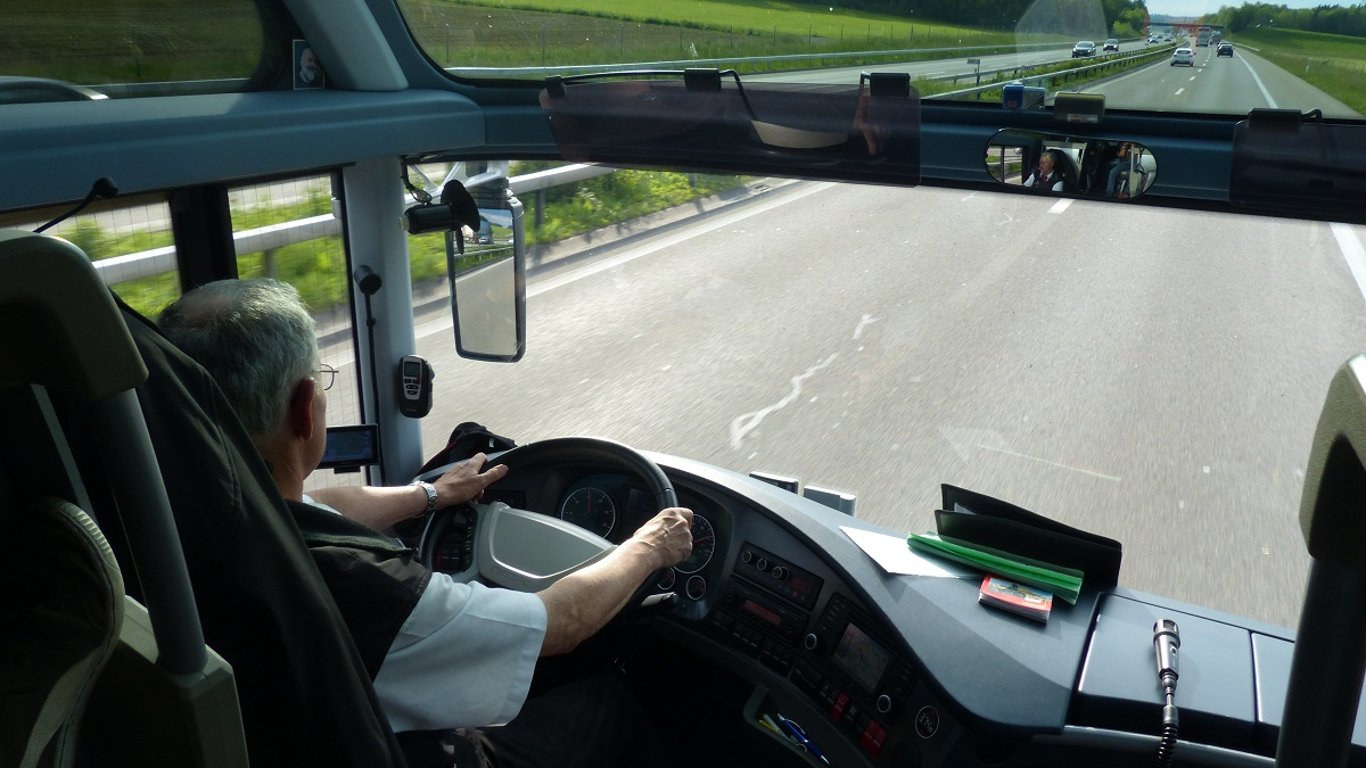 Děti se chovaly drzě k řidiči autobusu, a tak matka zasáhla po svém. Její způsob ale vyvolal bouřlivou debatu mezi rodiči