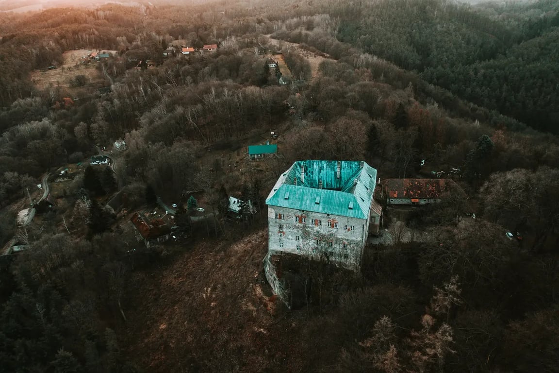 Kam se hrabe Drákulův Bran v Rumunsku. Nejděsivější hrad Evropy najdete v Česku. Cizinců sem jezdí davy, Češi ho téměř neznají
