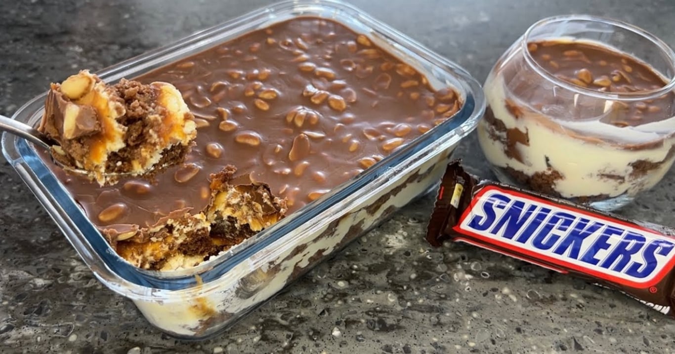 Až vyzkoušíte toto domácí Snickers do krabičky, jiný dezert už chtít 100 % nebudete – chutná líp než originál a příprava je extra snadná