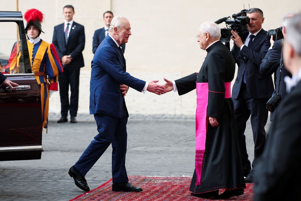 Britský král Karel III. přijel do Vatikánu, veřejně se pomodlí s papežem