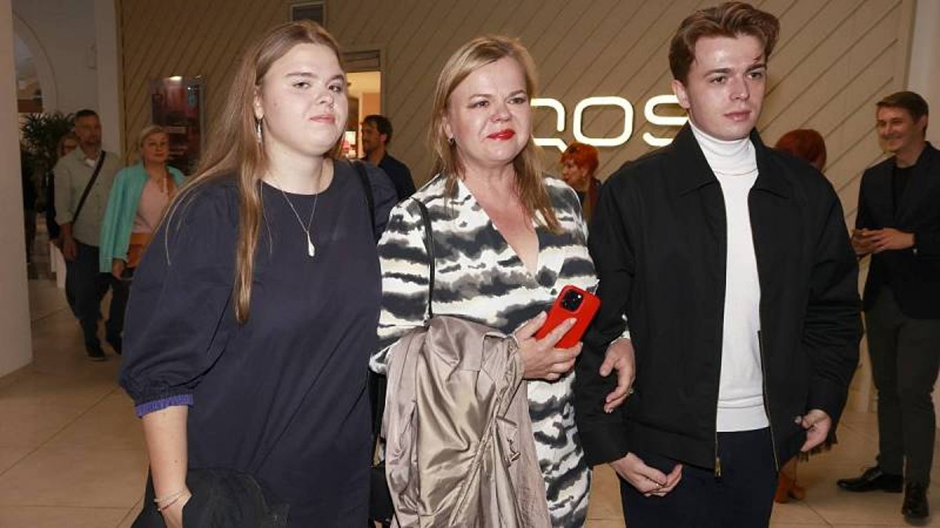 Sabina Remundová se svými dětmi.