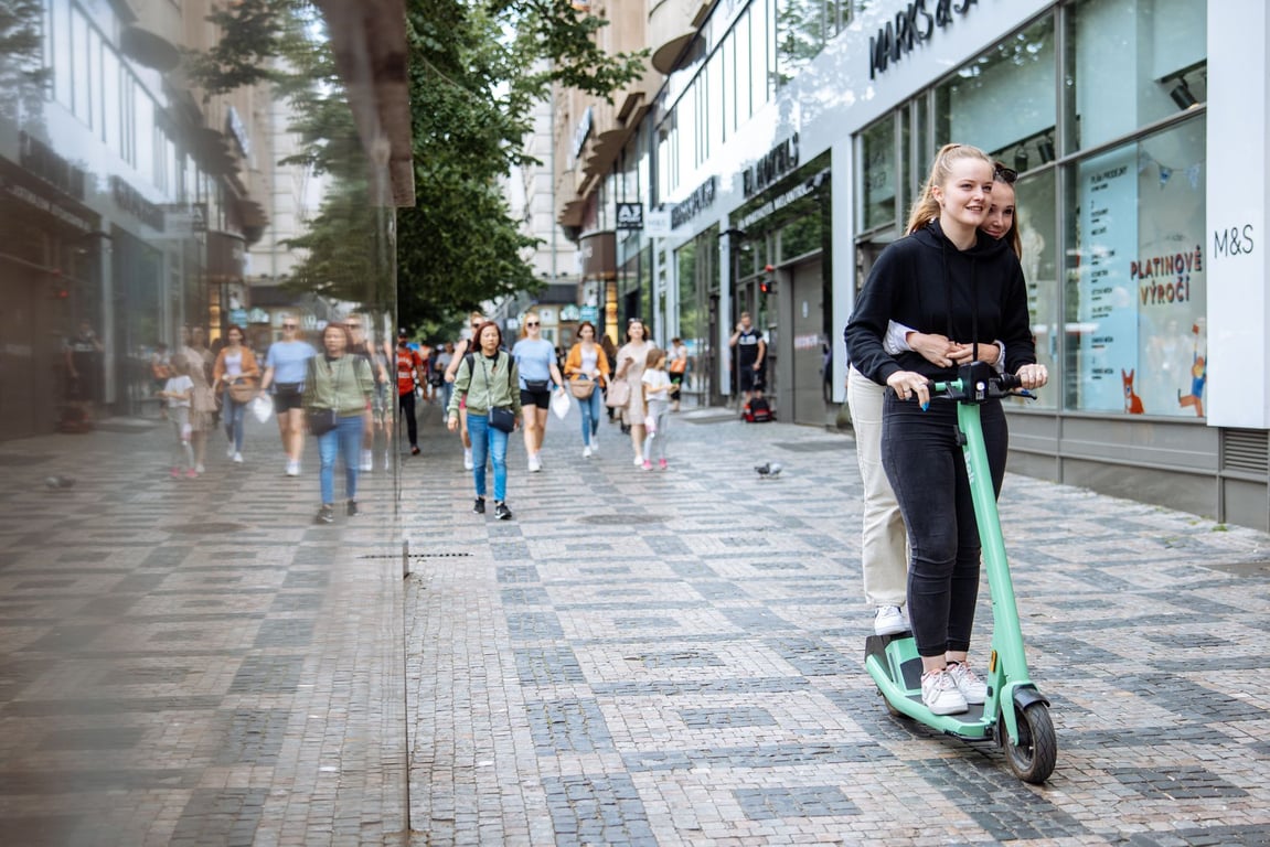 Konec sdílených elektrokoloběžek v Praze. Město poslechlo kritiky