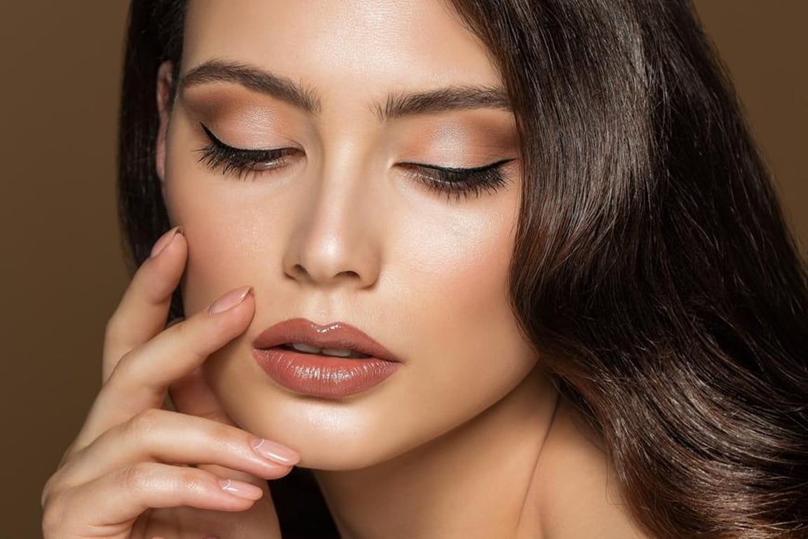 Zapomeňte na lehké nude odstíny. Hnědé rtěnky jsou trendy a sluší úplně všem