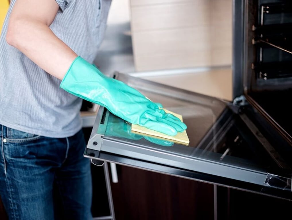 Jednoduchý trik na čištění trouby