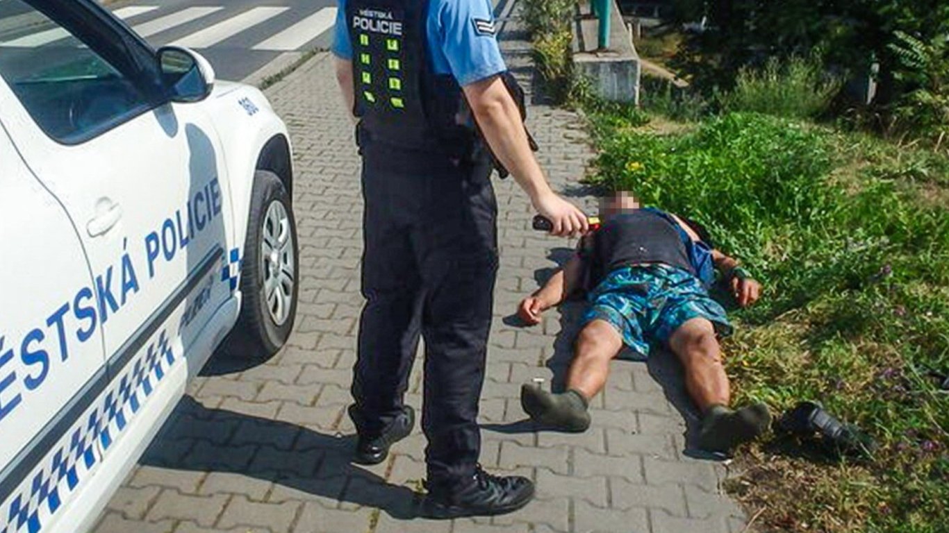 Muž se vyvalil na prudkém slunci u rušné silnice, nadýchal skoro čtyři promile