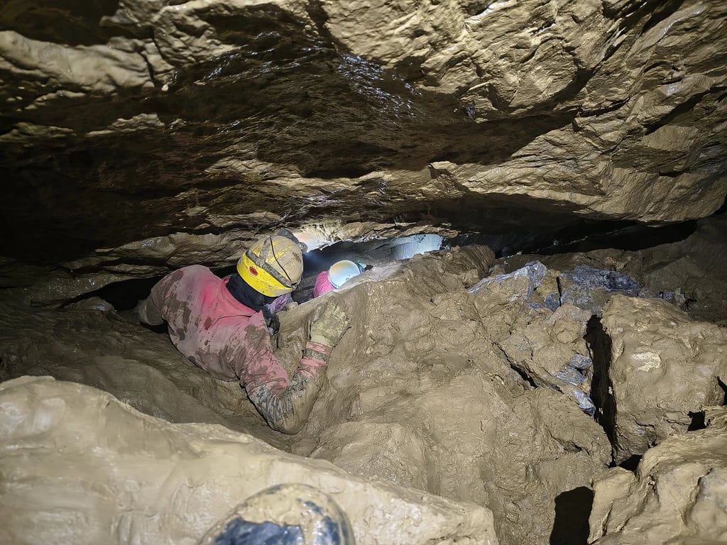 V Moravském krasu byla objevena nová chodba. Jeskyňáři se museli proplazit bahnem