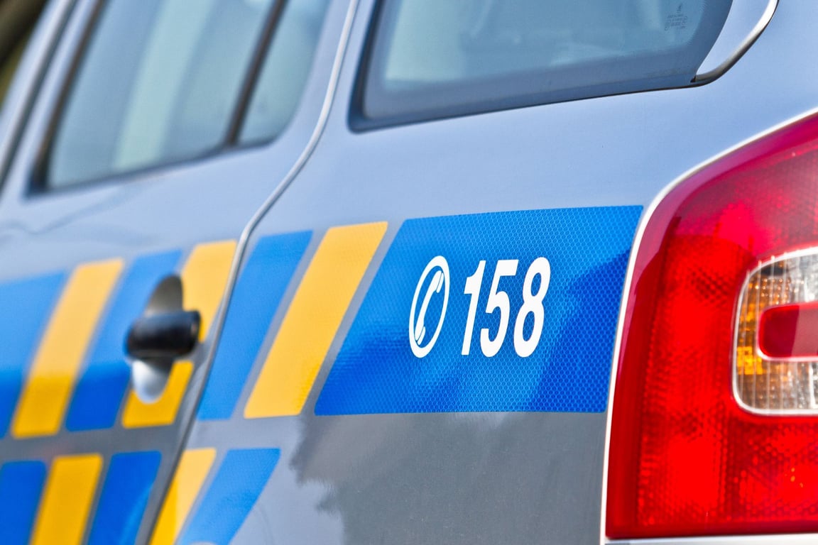Policie s hasiči nahání 16letého mladíka kvůli loupežnému přepadení, nasadili i drony