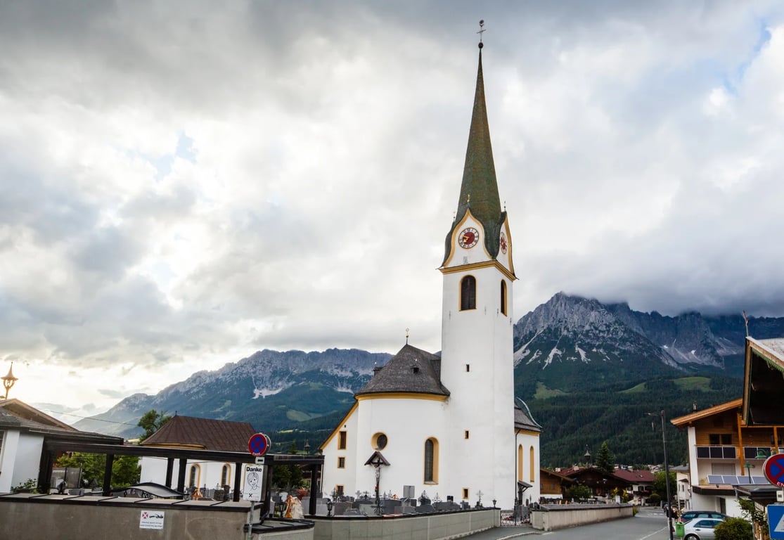 Seriál skončil, ale turisté ne. Obec, kde se točil Doktor z hor, se změnila k nepoznání.