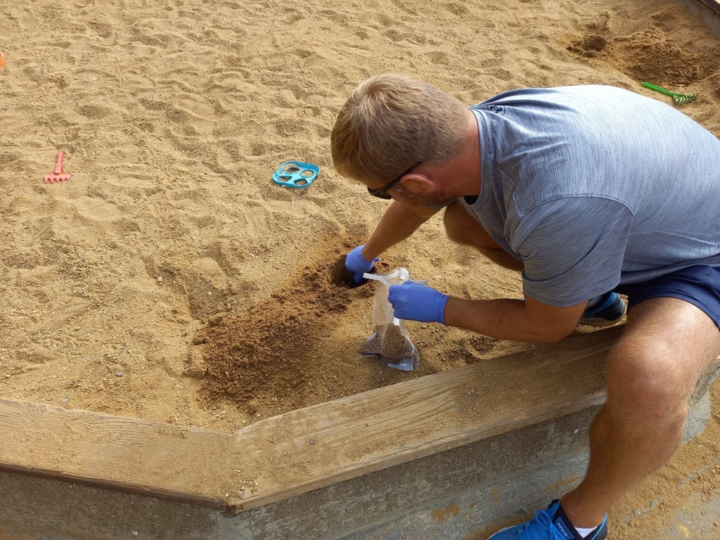 Pískoviště pod dohledem. Hygienici kontrolují čistotu písku v celé Praze