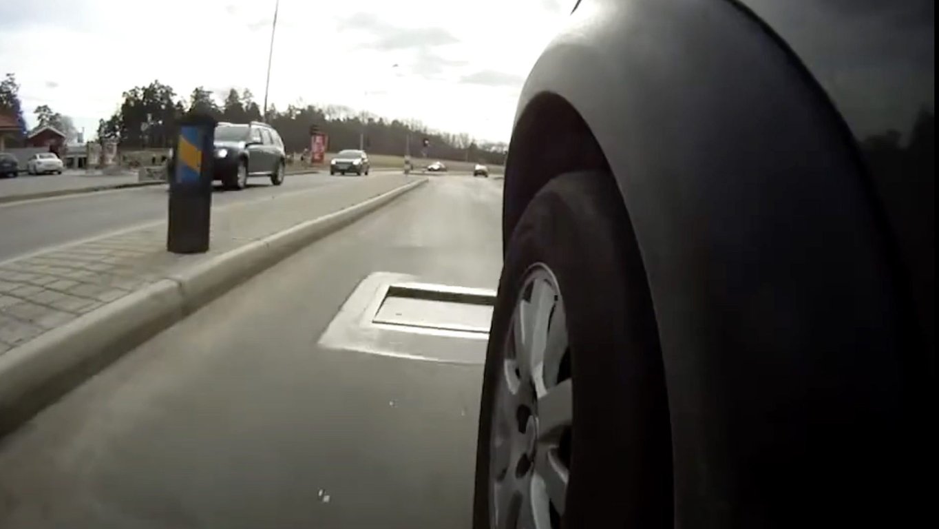 Retardéry končí, ale přichází ještě větší zlo: Řidiči ve městech už nepřekročí rychlost ani úmyslně. Co na tom, že to ničí auta?