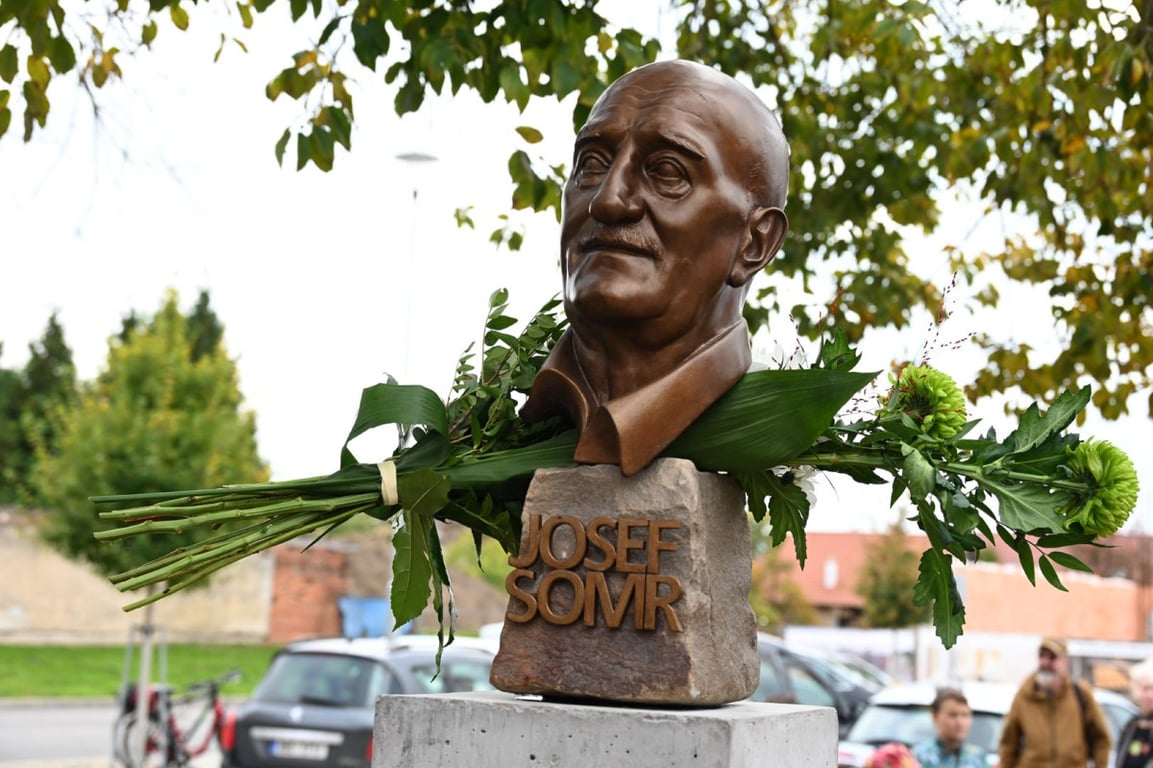 Rodné město vzdalo hold Josefu Somrovi. Na náměstí ve Vracově má svou bustu