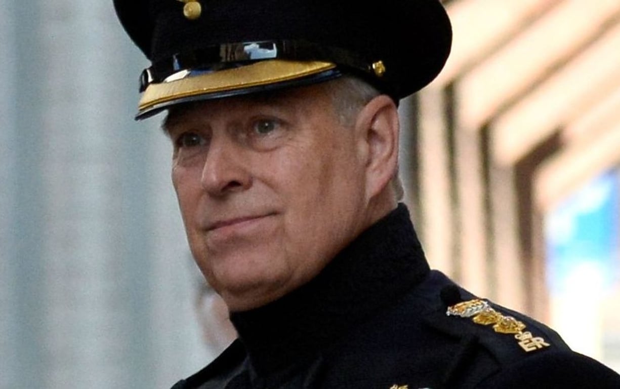 Král Karel III. se rozhodl zbavit svého bratra Andrewa zbývajících poct i sídla