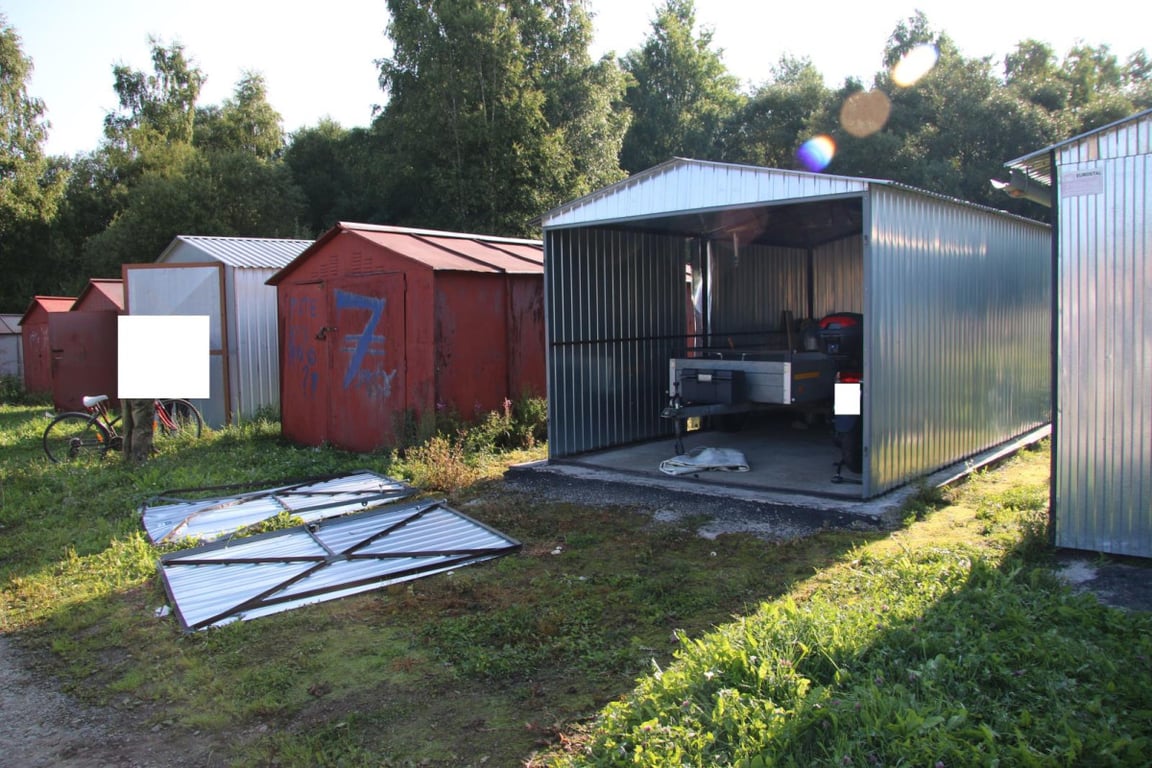 Vykradli několik garáží a projížděli se na kradené čtyřkolce, policie je dopadla za několika hodin