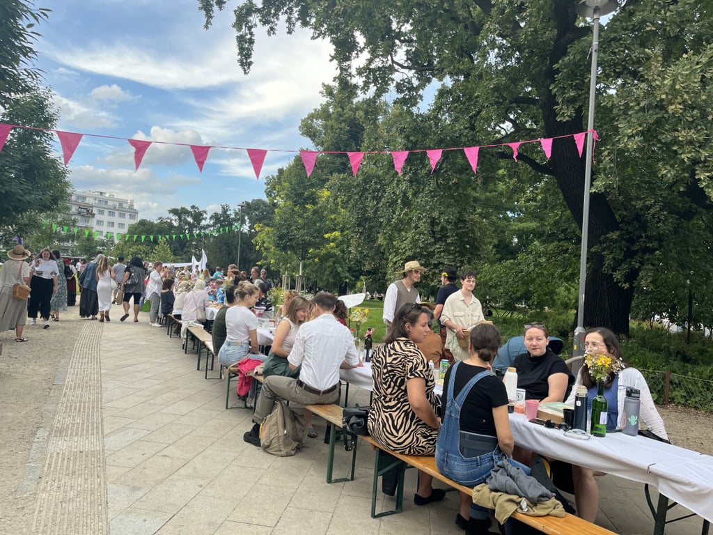 VIDEO: Brňané společně zasedli k obřímu prostřenému stolu. Táhnul se od Jošta až k moři