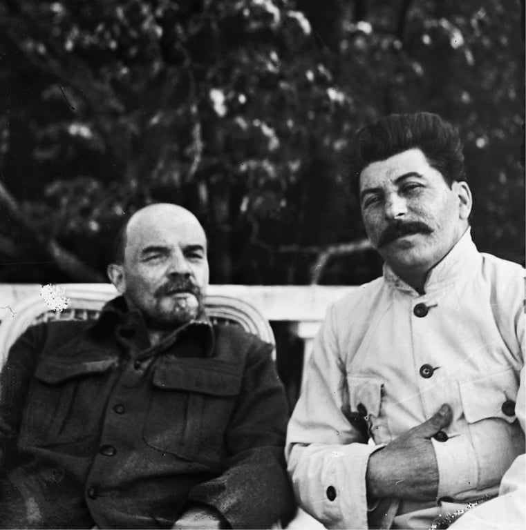 19220900-lenin-and-stalin-at-gorki-2-2a7cca