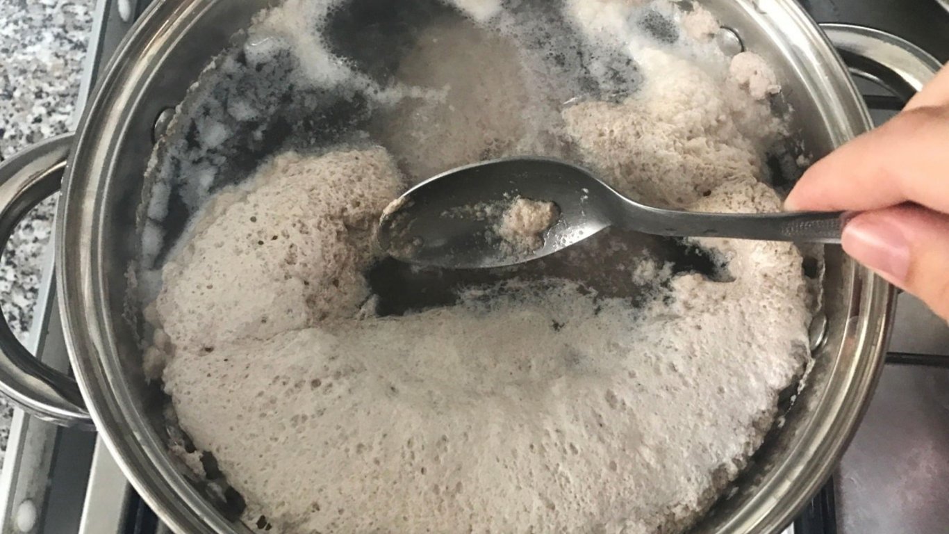 Bílá pěna na vývaru je častý jev. Pokud ji odstraníte včas, výsledek bude mnohem chutnější i čistší