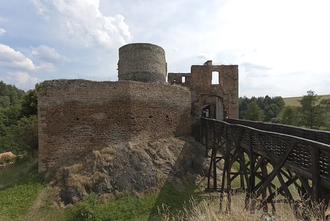 Hrad Krakovec s replikou středověkého mostu v slunečném počasí