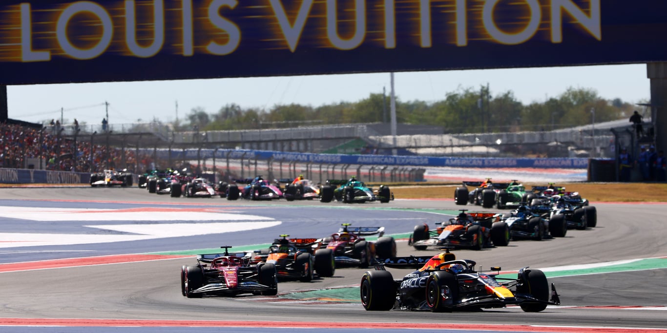 Max Verstappen dominuje v Austinu a stahuje piloty McLarenu!