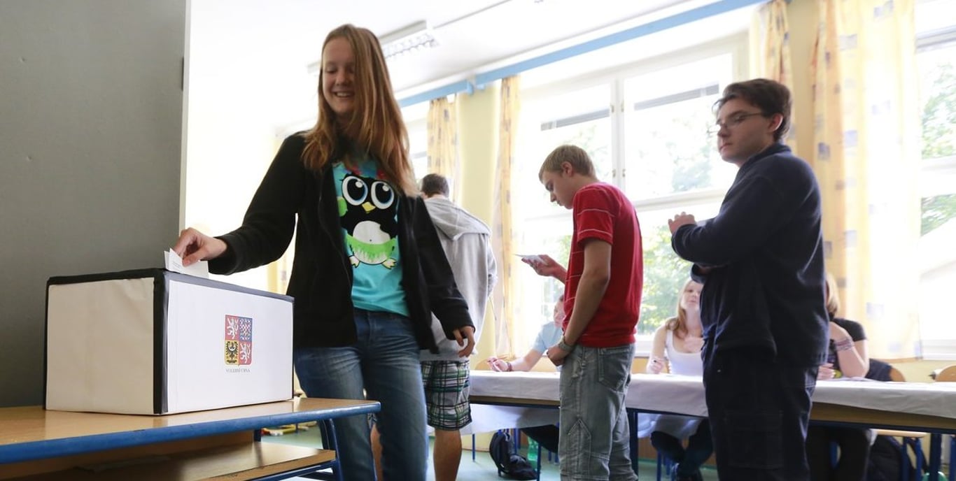 Budou mladí volit mladé? Kandidáti pod třicet mají v kampani rekordní zastoupení