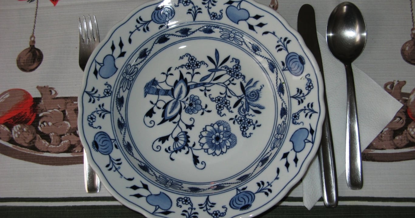 Z bazaru si odnesl pěkný porcelánový talíř za 100 Kč. Doma však zjistil, že má hodnotu přes 100 000 Kč