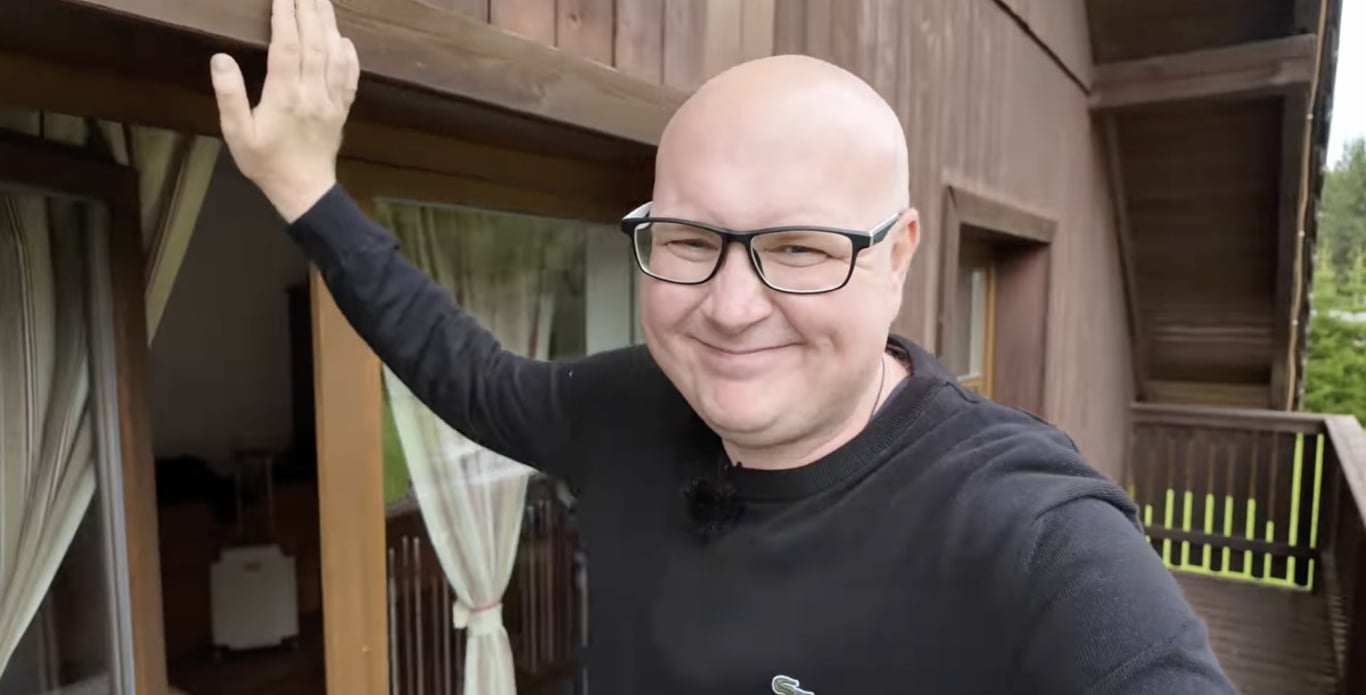 Pan Plešatý navštívil šumavský penzion z Ano, šéfe. Burger i snídani si pochvaloval