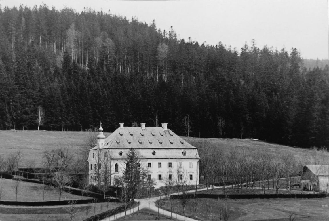 Ikonický šumavský zámek odstřelila armáda v říjnu 1989. Přežila jen kašna a zídka