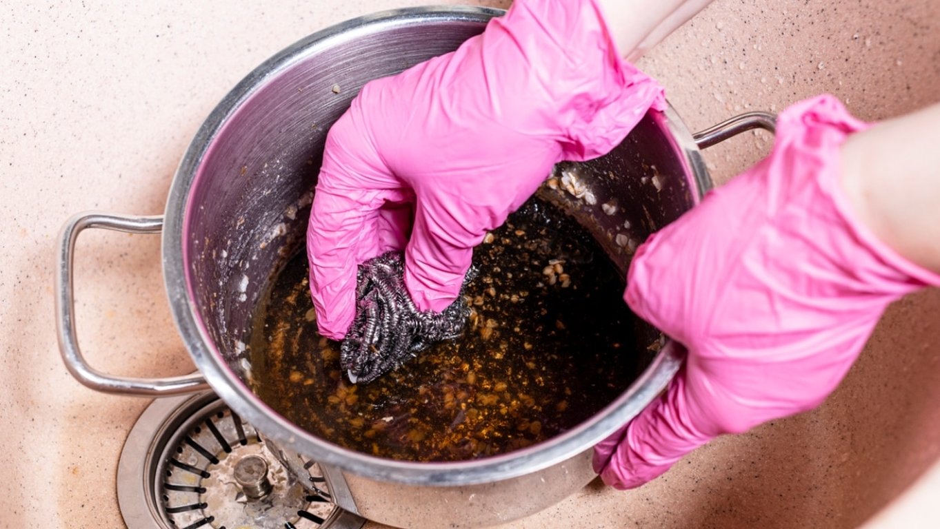 Připálené nádobí může být čisté dřív, než by kdokoliv čekal. Jeden trik zvládne víc, než by se zdálo