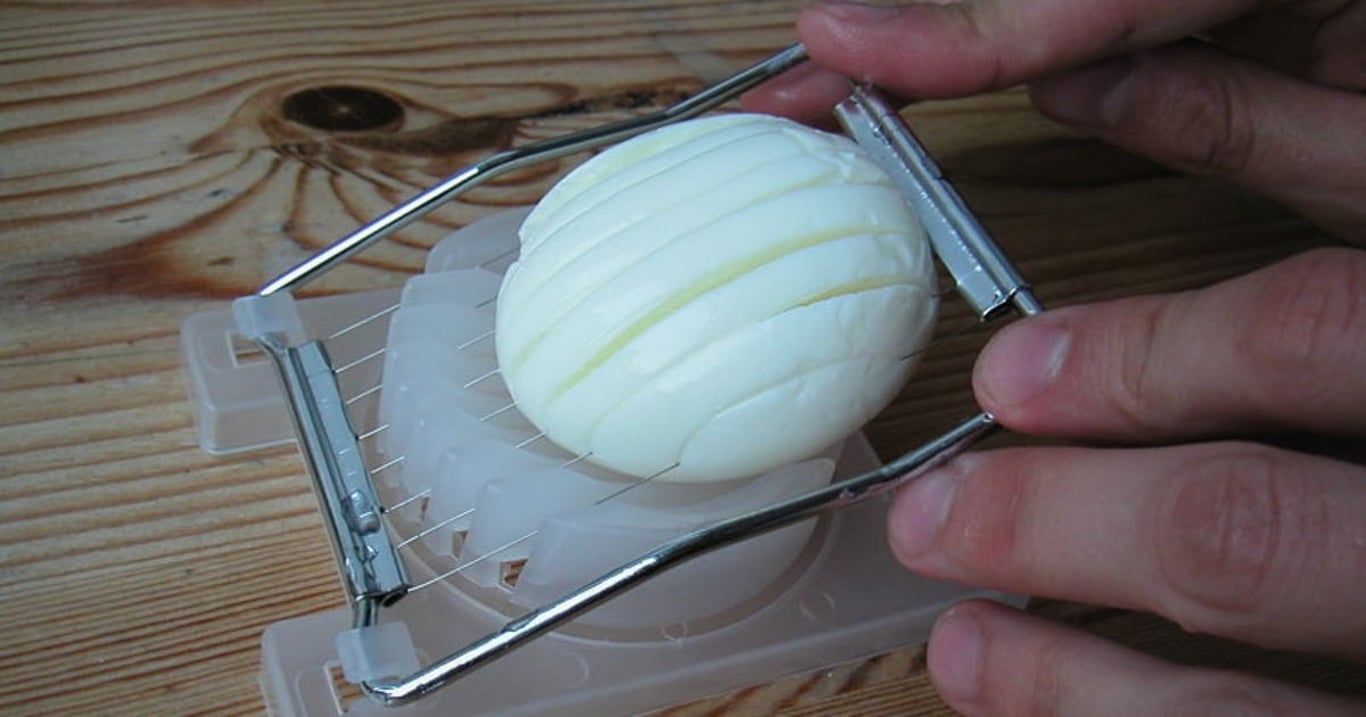 „Kráječ“ na vejce umí mnohem víc, než jen dělat kolečka z vajec. Pouze 1 ze 100 lidí zná jeho funkce, které se dají v létě využít