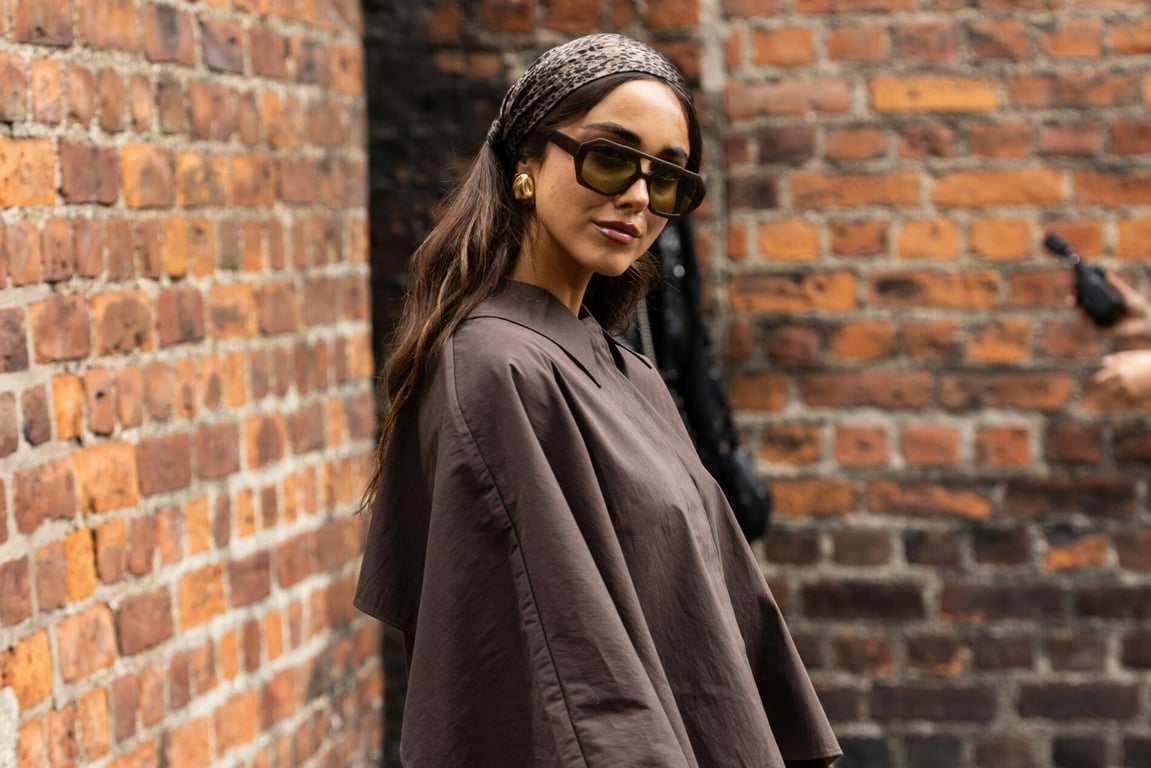 Žena ve stylovém outfitu