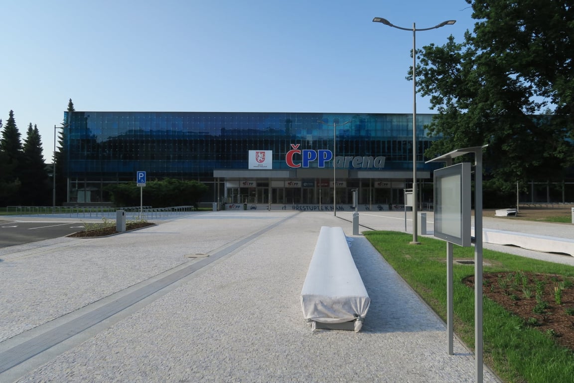 Kontejnery u hradeckého zimního stadionu zmizí pod zem