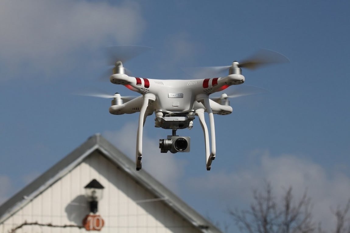 Tajemný dron špehuje v noci u domů a straší obyvatele Budějovic
