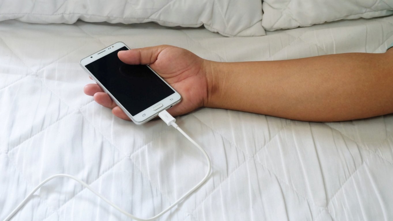 Spát vedle zapojeného telefonu může stát víc, než si myslíte. Stačí jediná porucha a nastane pohroma