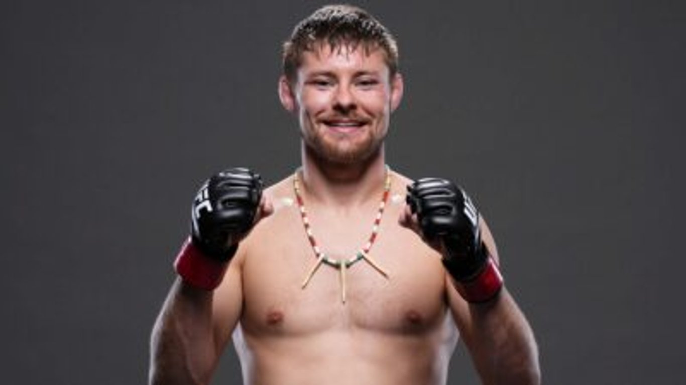 Bojovník UFC opět zpochybňuje historii a zastává se Hitlera