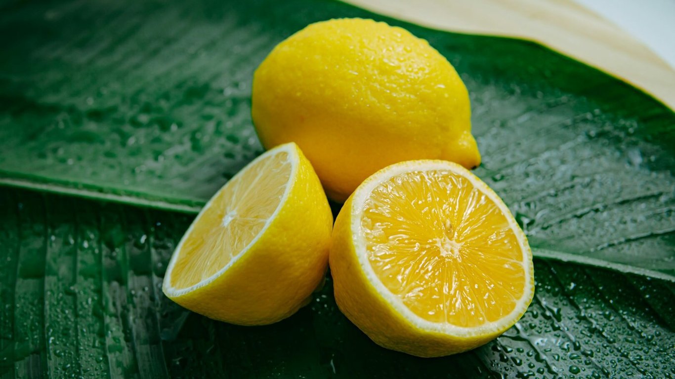 Citrony jsou jedním z vynikajících pomocníků, kteří vás při úklidu domácnosti dovedou zbavit zápachu i vodního kamene.