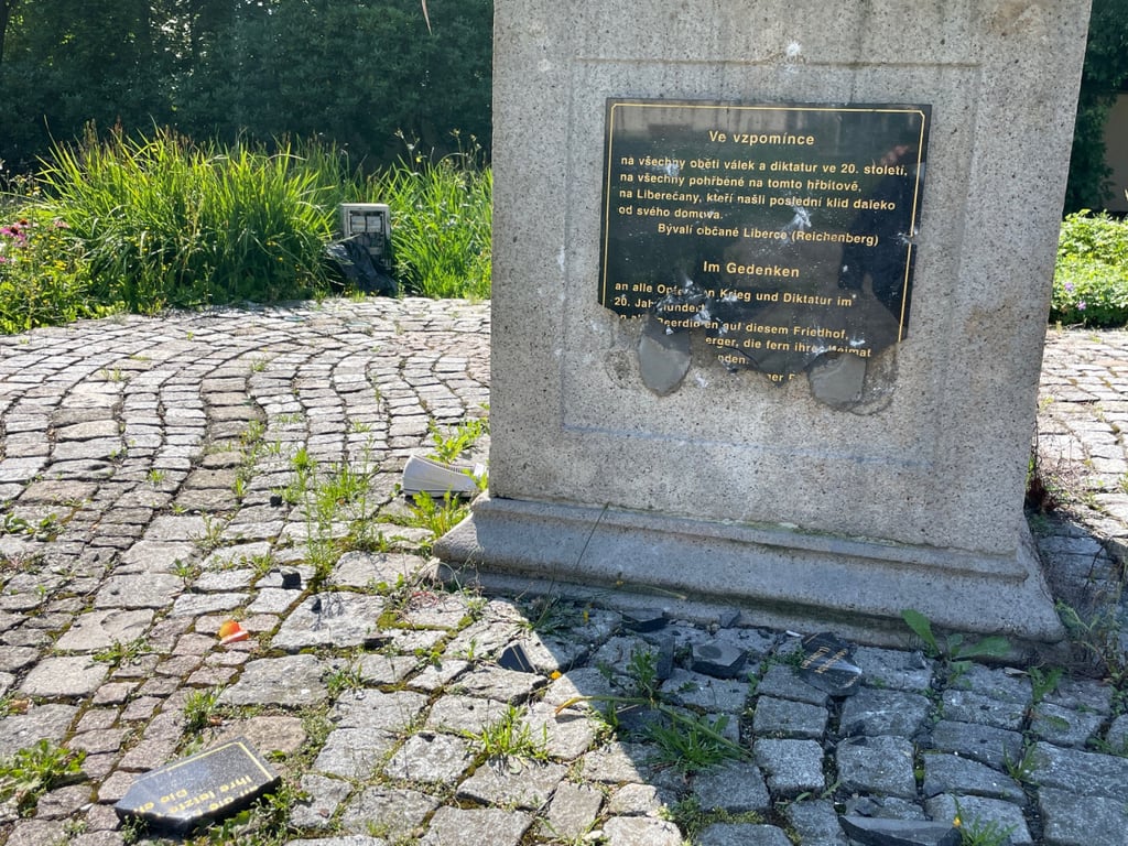 Vandalové řádili v Zahradě vzpomínek. Poničili několik soch a pomníků