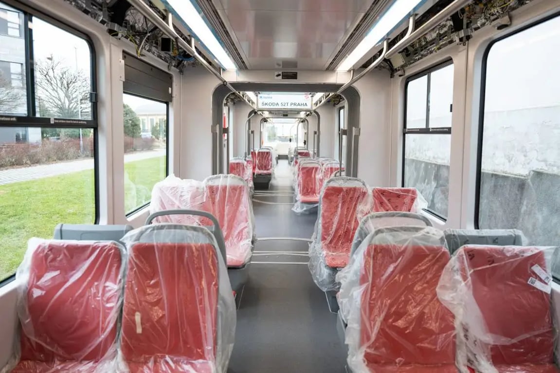 Interiér nové tramvaje je skutečně bezbariérový