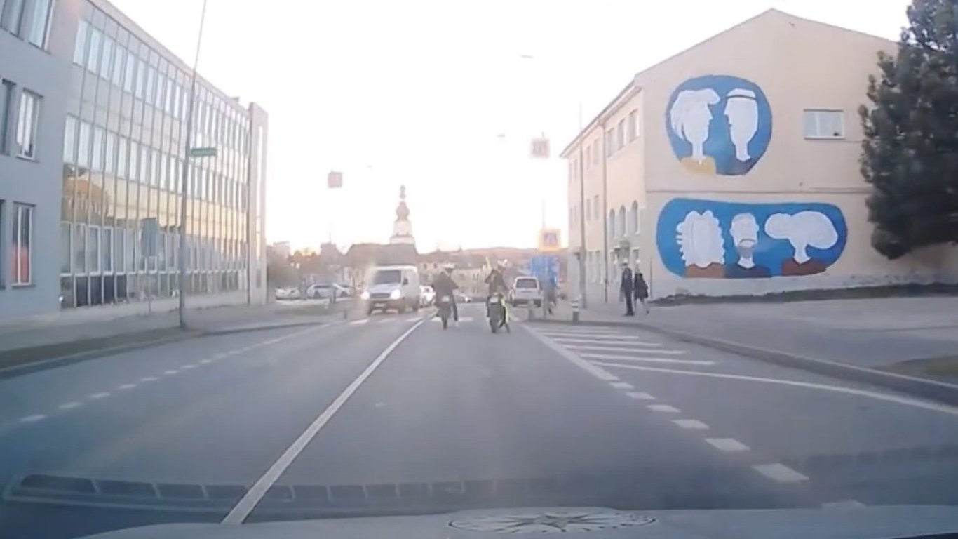 Policie ČR: Motorkář vsadil na riskantní manévr, aby hlídku setřásl – záběr je ale k smíchu. Upravená SPZ nepomohla