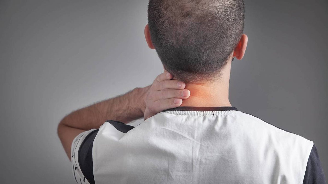 Máte často svěšenou hlavu a opět ztuhlý krk? Co to může signalizovat a jak si pomoci
