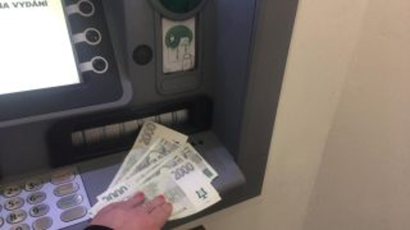 Bankomaty začaly bláznit, rozdaly lidem jen tak 900 milionů korun. Banka teď prosí o to, aby lidé peníze vrátili