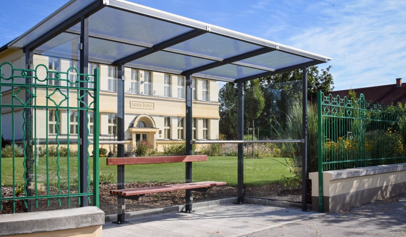 Zchátralá zastávka je minulostí. Hradecký Rusek dostal modernější náhradu