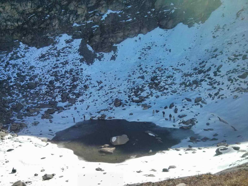 Jezero Rúp Kund vydalo stovky koster. Ostatky jsou z různých dob i míst, záhada stále trvá