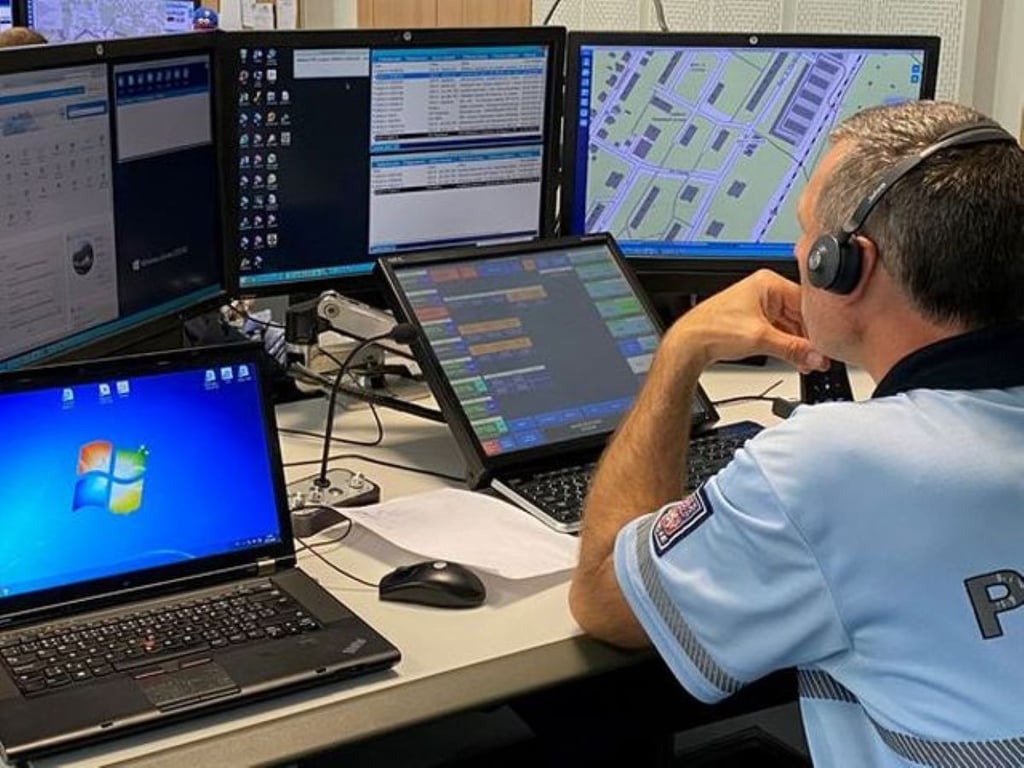 Hradecké policisty zaměstnal muž, který hrozil po SMS výbuchem