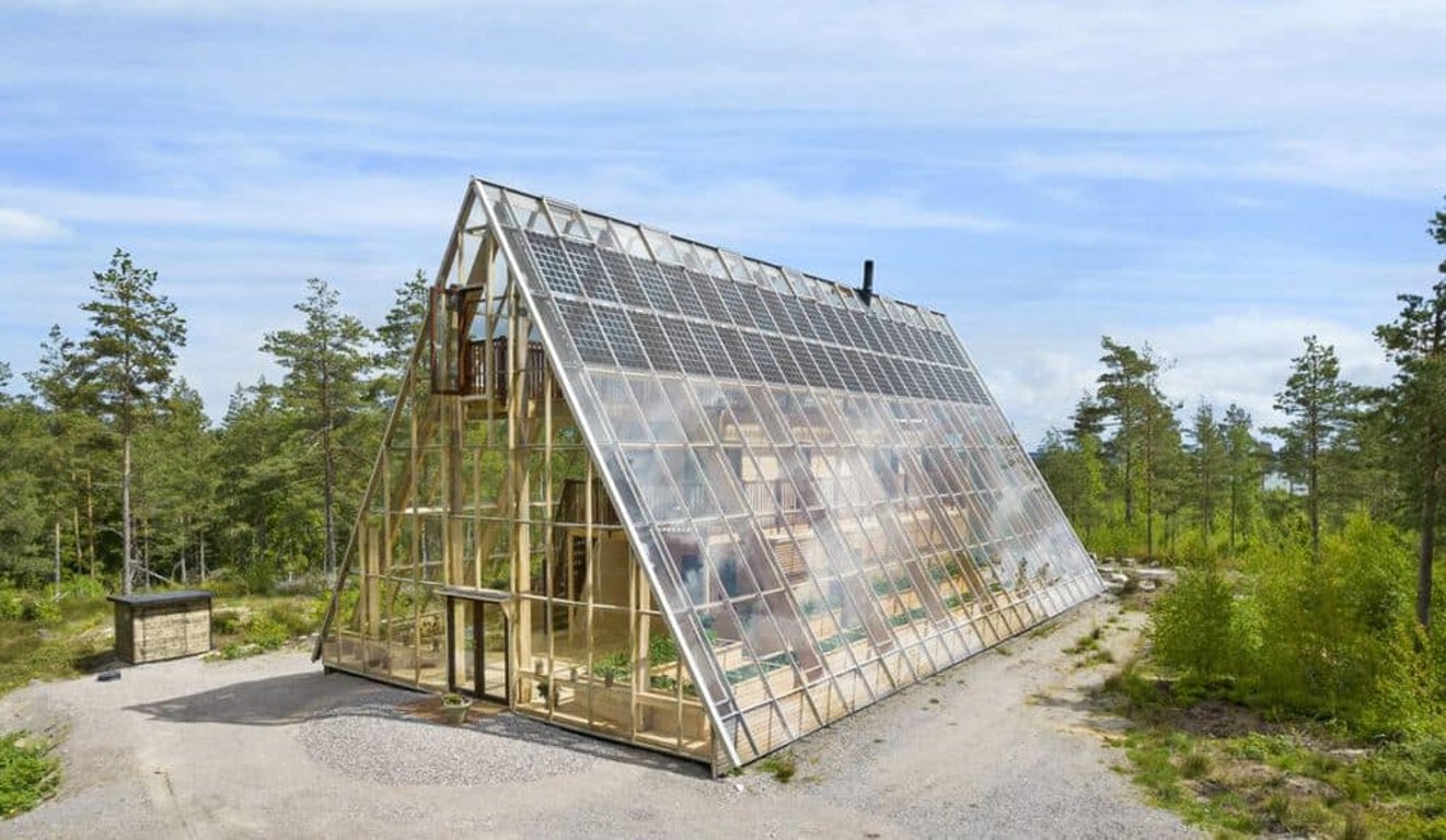 Díky pasivním prvkům platí za energie minimum. Zvenku skleník, uvnitř krásné a nečekaně luxusní bydlení