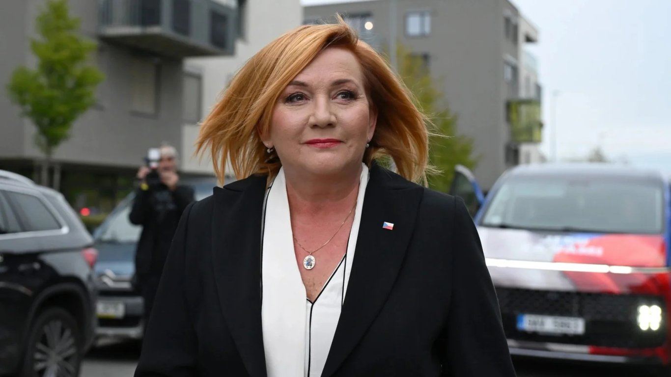Alena Schillerová šokovala novým účesem. „Konečně nejsem ta blondýna z plakátu,“ směje se po proměně