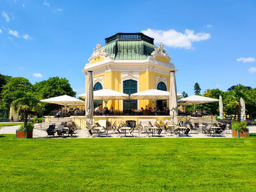 Krásné posezení na letní zahrádce restaurace Kaiserpavillon ležící ve vídeňské ZOO.