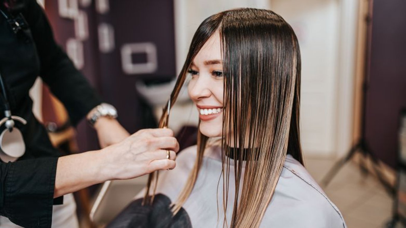 Vlasový trend oslavující devadesátkovou postavu: Trinity haircut je jen pro odvážné ženy