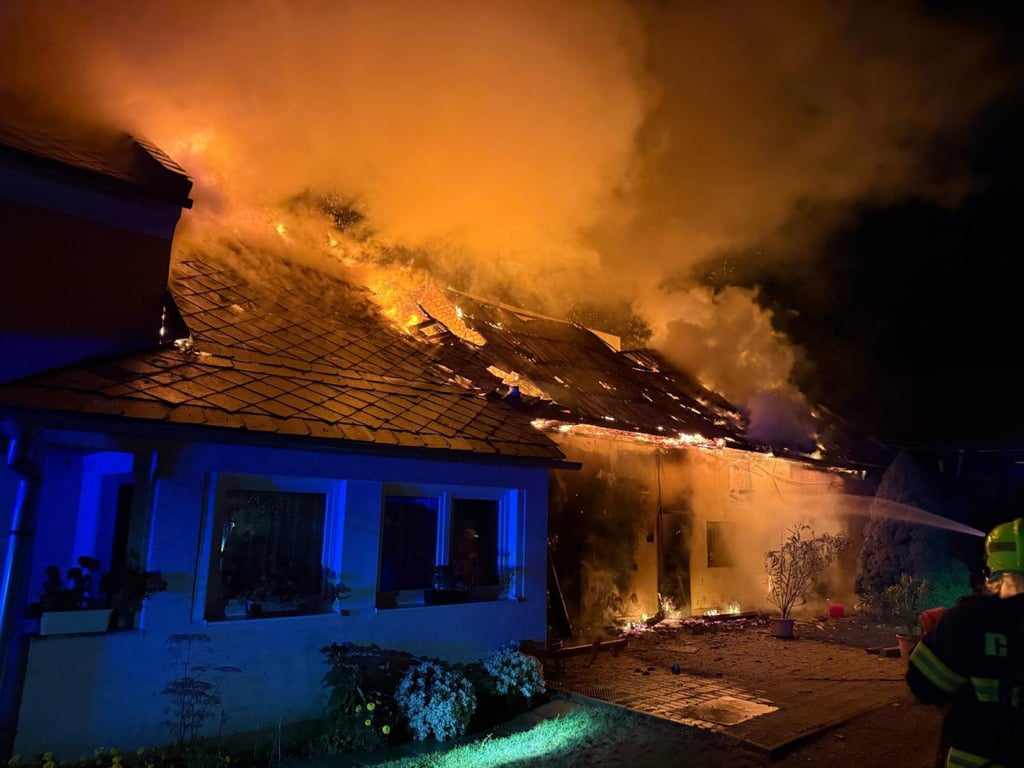 V Třeštině na Šumpersku hořel nad ránem rodinný dům. Zasahovaly 4 jednotky hasičů